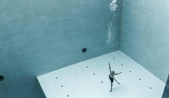 水下摄影师在世界最深泳池池底表演了一段唯美的舞蹈